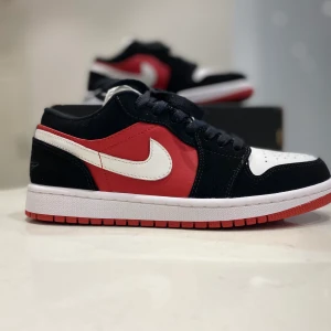 Jordan 1 Low  - Jag säljer ett par helt nya Jordan 1 Low i storlek 40. Tyvär ingår inte boxen. 