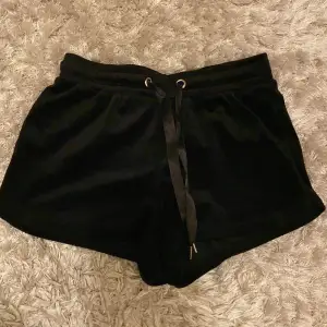 Gulliga mysiga shorts från Gina-Tricot, säljer då dom inte passar mig längre dom är i fint skick💗 köpte dom för 150 eller 200kr sätter priset lågt så att man har råd med frakten☺️