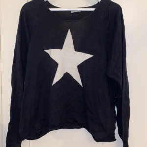 Tröja hunkydory - Jättesöt marinblå tröja från hunkydory, fin nu till hösten!❤️ Det står ingen storlek i den, men skulle säga ungefär M. Den är lite bredare i modellen 