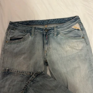 Lågmidjade replay jeans  - Ljusblå lågmidjade jeans från Replay (midjemått 78) säljer på grund av att dom är för små 