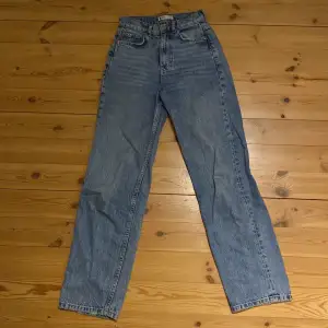Blå jeans från Gina tricot i storlek 30