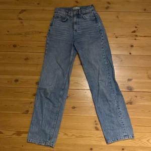 Jeans från Gina tricot  - Blå jeans från Gina tricot i storlek 30