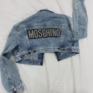 Säljer denna sjuukt snygga jeansjackan från moschino x hm limited edition samarbetet!💗 Aldrig använd och med lappen kvar:) lånade bilder, bara att fråga om egna