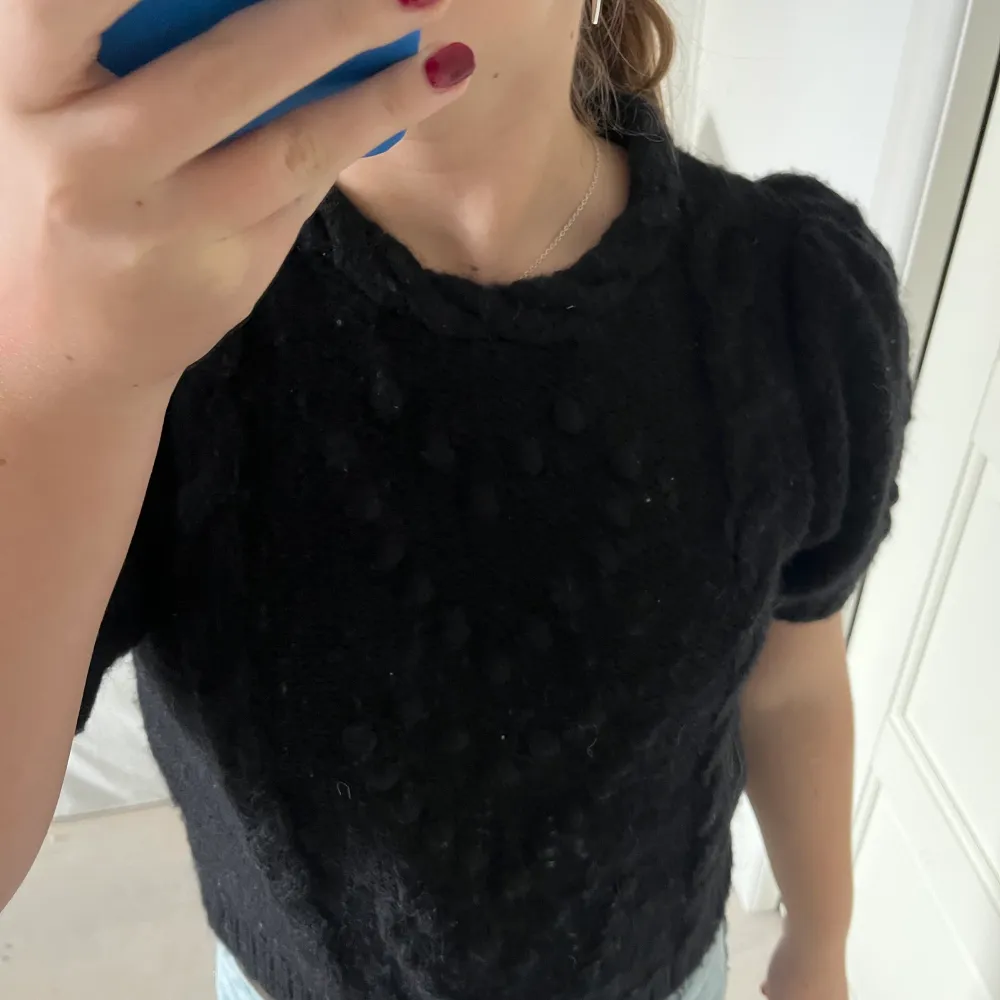 Så snygg stickad t -shirt, men som tyvärr inte används!❤️köptes för 800kr!. Neuleet.