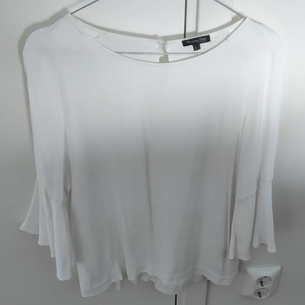Snygg vit, volangarmad skjorta från Massimo Dutti.. T-shirts.