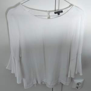 Snygg vit, volangarmad skjorta från Massimo Dutti.