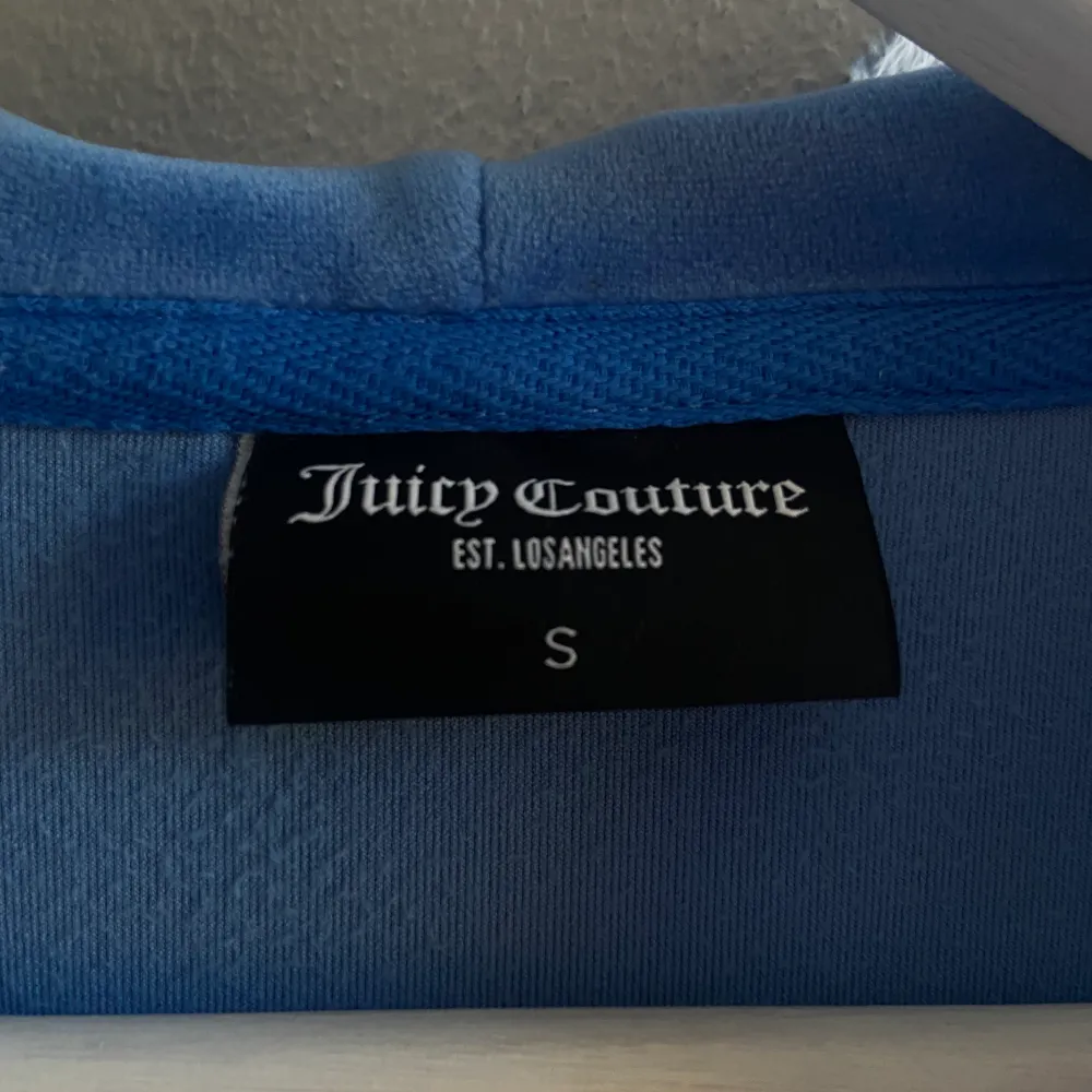 Säljer denna super snygga juicy couture huvtröjan. Den har tyvärr inte kommit till andvändling eftersom jag har byxorna ochså och inte haft hela sättet på. Tryck ej på köp direkt! Skriv för frågor eller förslag på pris!💋. Hoodies.