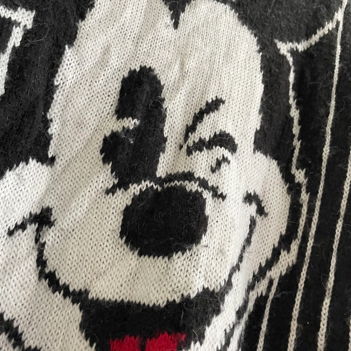 Stickad lång tröja med Musse Pigg i storlek L - 90