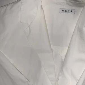 Skjorta/Blus - Säljer denna fina skjorta från Wera i storlek 38, endast använd en gång då jag testade den. Sedan bara legat i garderoben. Den går omlott längst ner & bara att skriva om man önskar fler bilder.