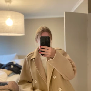 Kappa från NAKD - Jättefin kappa från NAKD som tyvärr inte kommer till användning, den är i ett väldigt fint skick💕