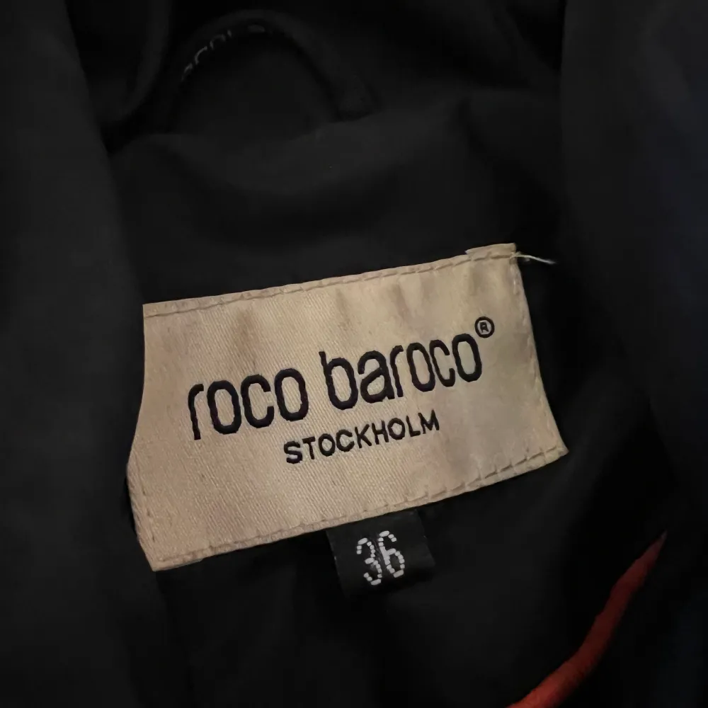 Figursydd vinterjacka från Roco Baroco, stl 36. Mycket fint skick. Använd 1 vinter. Takit.
