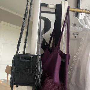 Maje väska - Så söt maje väska som jag tyvärr inte använder längre🤍🥺 nypris är 2449kr och säljer för 1500kr, priset kan diskuteras. Man får väskan, maje dustbag, både lång och kort kedja, har även kvar kvitto om man vill se, köpt på NK