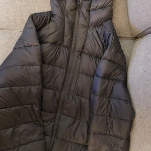 Jacka - Jacka från hm water-repellent puffer jacket hely ny endast testad. 