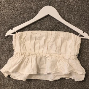 tanktopp med volanger från zara  - sommrig tanktop från zara, aldrig använd och köpte för 230kr🤍🤍Köparen står för frakten<3