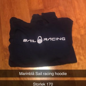 Sail racing hoodie  - Sail racing hoodie  Storlek 170 motsvarar Xs jag som S kan ha den  150kr 