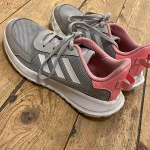 Adidas skor - Här säljer jag ett par adidas skor. Skorna är aldrig använda utomhus bara inne.De är i bra skick och jag blir väldigt glad om någon vill köpa dem.Jo förresten så behöver du betala extra om du vill ha frakt. 