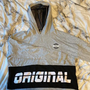 Tunn Hoodie/tröja - En grå tunn hoodie/tröja med luva från New Yorker