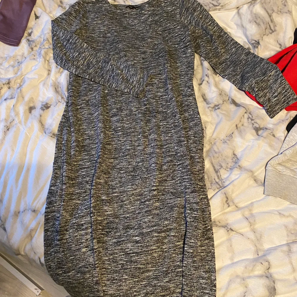 En grå klänning från Lindex. Stl L (lite stor på mig) men skulle säga att den passar M bättre. Jag är 162 cm och klänningen slutar under knäna. Klänningar.