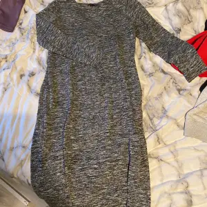 En grå klänning från Lindex. Stl L (lite stor på mig) men skulle säga att den passar M bättre. Jag är 162 cm och klänningen slutar under knäna