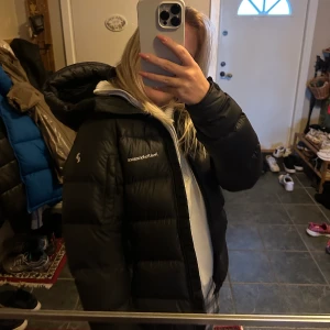 Peak Performance jacka - Säljer denna Peak Performance jackan då den inte används. Storlek XS men passar också en mindre S! Använd sparsamt under två vintrar så i fint skick, inga defekter eller så! Nypris var runt 4000 🫶🏽pris går självklart att diskutera vid intresse!