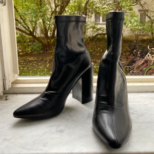 leather ankle boots - ankle leather boots - very good condition  its not my size and i want to sell it
