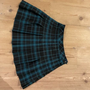 Svart/Grön kjol. - Svart/Grön kjol från Divided men köpt på H&M, inte använd ofta.