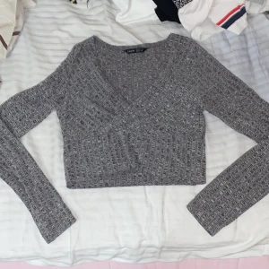 Grå v-ringad tröja - En jättefin v-ringad tröja som har gett mig många komplimanger. Är i storlek M men passar för dem som har S. Köparen står för frakten ❤️