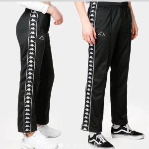 Kappa popperpants strl S - Jättesnygga popperpants från Kappa i strl S. Knäppe på sidorna av benen