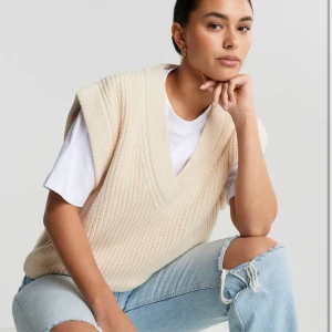 stickad väst - super fin alldrig använd,ny sick alltså❤️original pris 299 säljer för 200