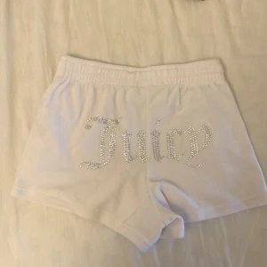 Juicy shorts - Säljer dessa fina shorts från juicy couture. Säljer pågrund av att de inte kommer till användning Köpta för 350. Inte använda många gånger💗I storleken xxs 