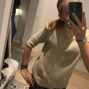 Stickad tröja!! - Säljer en jätte fin stickad bergige tröja från vila!! inte jätte använd och i bra skick! Jätte snygg men kommer inte till användning längre tyvärr ❤️❤️ köpare står för frakt! Ordinarie pris:400