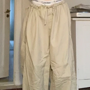 Baggy byxor - Letar du efter STORA byxor? Då har du hittat rätt😌 dessa byxor är köpta på eBay för 400 kr och är i storlek xxxl men har snörning i midjan och passar mig som vanligtvis bär storlek XS. Jag säljer dom för 180kr+frakt och betalning sker via swish🥰