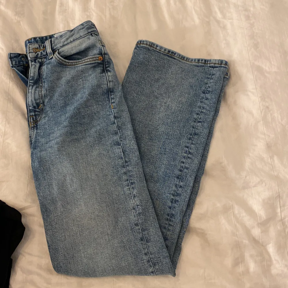 Säljer dessa bootcut jeans från monki som är använda 1 gång. Säljer då dom är för stora i låten för mig! Dom är i storlek 24. Jeans & Byxor.