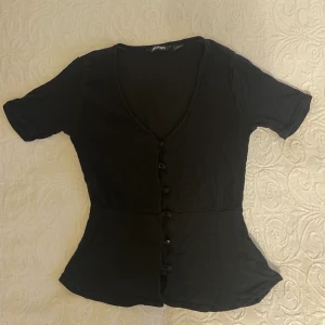 Svart kortärmad blus  - Säljer denna fina svarta kortärmade blus i storlek XS från monki som tyvärr är lite för liten för mig! I bra skick 🖤