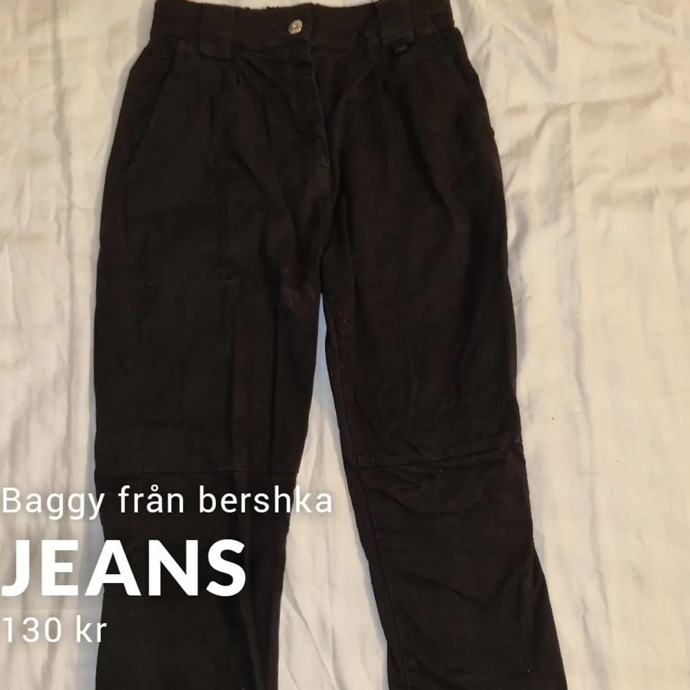 Baggy jeans med muddar nertill. Säljes pga av de är för korta för mig (är 173), annars sitter de perfekt i övrigt och jag brukar ha S i byxor. Använda max 5 ggr så skulle säga att de är i nyskick. Köpare står för frakt. Jeans & Byxor.