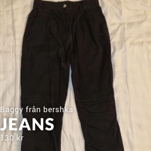 Cargo Bershka - Baggy jeans med muddar nertill. Säljes pga av de är för korta för mig (är 173), annars sitter de perfekt i övrigt och jag brukar ha S i byxor. Använda max 5 ggr så skulle säga att de är i nyskick. Köpare står för frakt