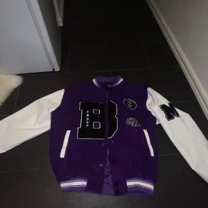 College jacka lila S - Passar bäst på någon som är S men passar alla storlekar från XS-M beroende på hur baggy man vill ha den. Köpt på killavdelning men funkar på både killar och tjejer. KÖPT FÖR 699