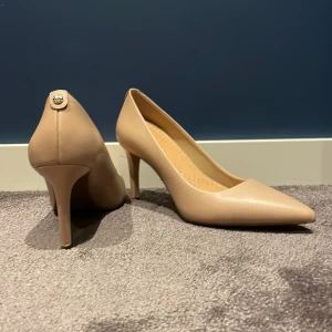 Michael Kors pumps - New Michael Kors Beige pumps - size 38