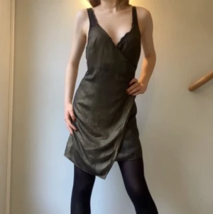 Guldskimrande klänning - Guldskimrande klänning med slits. Ser mer guldig ut i mörker. Använd en gång.💖