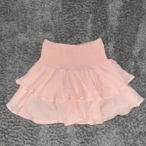 Ljusrosa kjol från Shein. superfin men kommer ej till användning dp jag har en liknande. Lite genomskinlig men väldigt skön. Stretchigt material.🥰