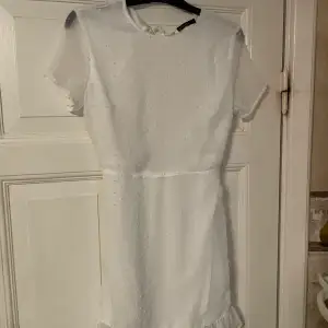 Super fin vit klänning med öppen rygg som aldrig är använd 