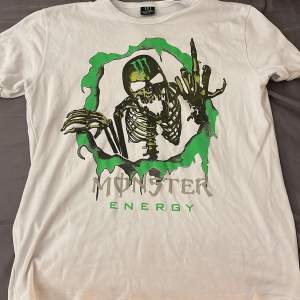 En vit T-shirt med Monster energy tryck i strl xxl, den är använd ett par gånger men är i väldigt bra skick, kontakta om intresserad och köparen står för frakt.:) Sitter som M fast det är i stl xxl