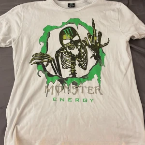 Monster T-shirt  - En vit T-shirt med Monster energy tryck i strl xxl, den är använd ett par gånger men är i väldigt bra skick, kontakta om intresserad och köparen står för frakt.:) Sitter som M fast det är i stl xxl