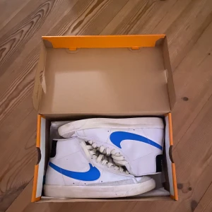 Nike blazer 77 - Blåa nike blazers i storlek 42, använda 1 gång. Orginalboxen förljer med. Säljer för de är för små, kostade 1150kr nya.
