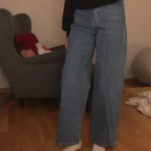 Shein jeans använda ca 2 gånger. Jag är 165 och har ganska långa ben. 