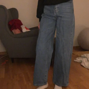 Shein jeans st XS - Shein jeans använda ca 2 gånger. Jag är 165 och har ganska långa ben. 