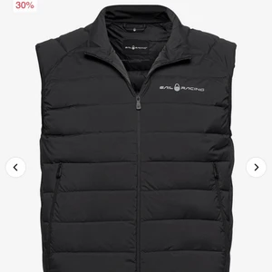 Sail racing väst - Sail racing väst som Både funkar till tjejer och killar🖤 i bra skick🖤 storlek M men liten i storleken🖤 killen på sista bilden har vanligtvis M o den sitter rätt taight🖤 priset kan även diskuteras 🖤 NY PRIS: 2000kr🖤 flera frågor? Skriv t mig privat🖤