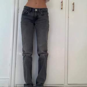 Super fina zara jeans som är helt slutsålda och eftertraktade! Super fina och passar perfekt på mig som är 163 och storlek 36/38