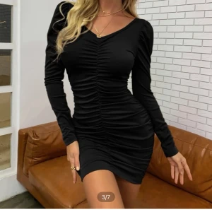 så fin klänning, i medium. Bra i storlek - Så fin klänning! säljes pga lite stor, så bra i storlek. Den sitter så fint på kroppen.