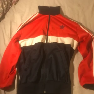 Adidas - Säljer min Adidas poloneck kofta den är i väldigt bra skick men kom aldrig till användning 